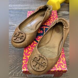 Tory Burch tan leather Reva’s in size 7